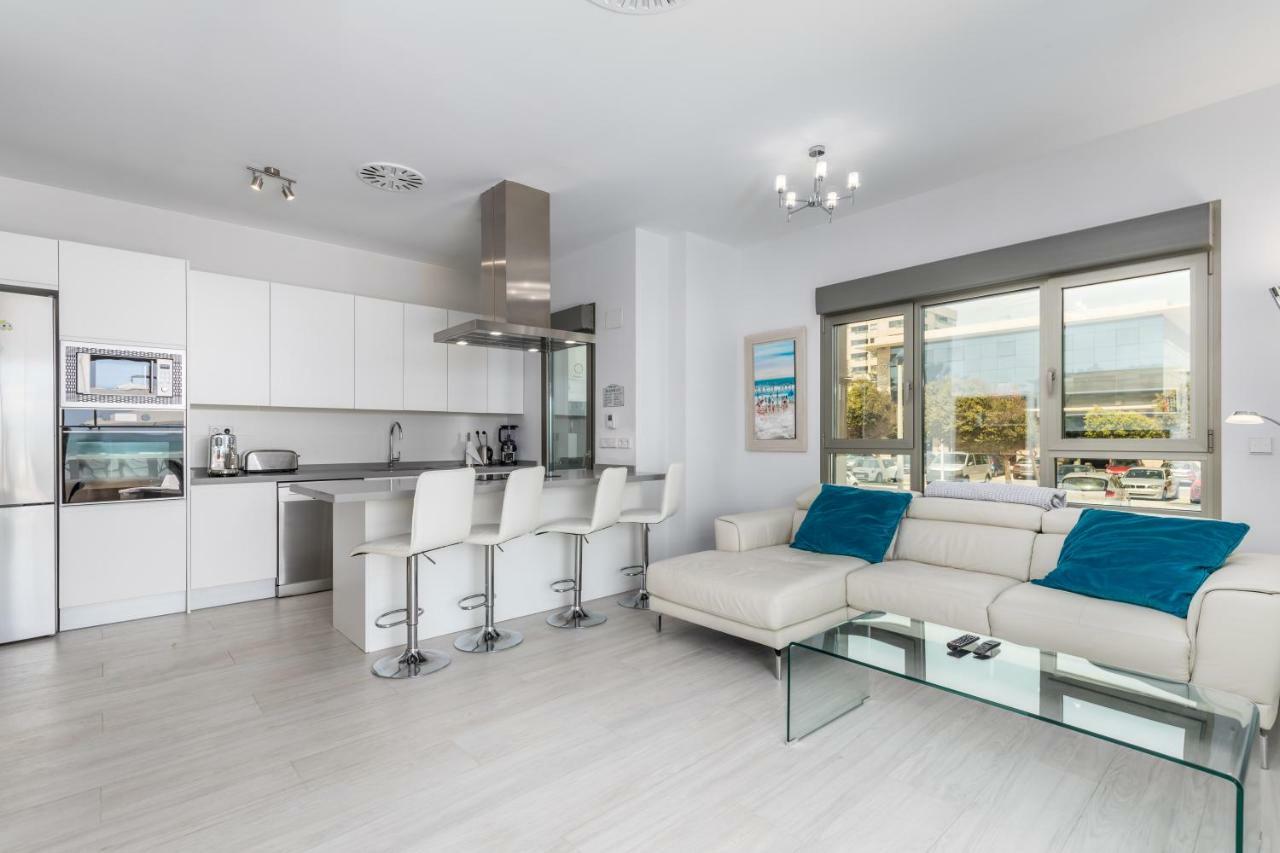 Luxury Front With Pool Appartement *