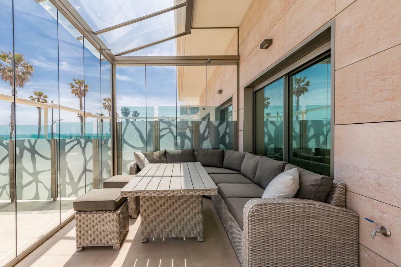 Luxury Front With Pool Appartement *
